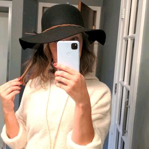 Black trendy hat, worn once